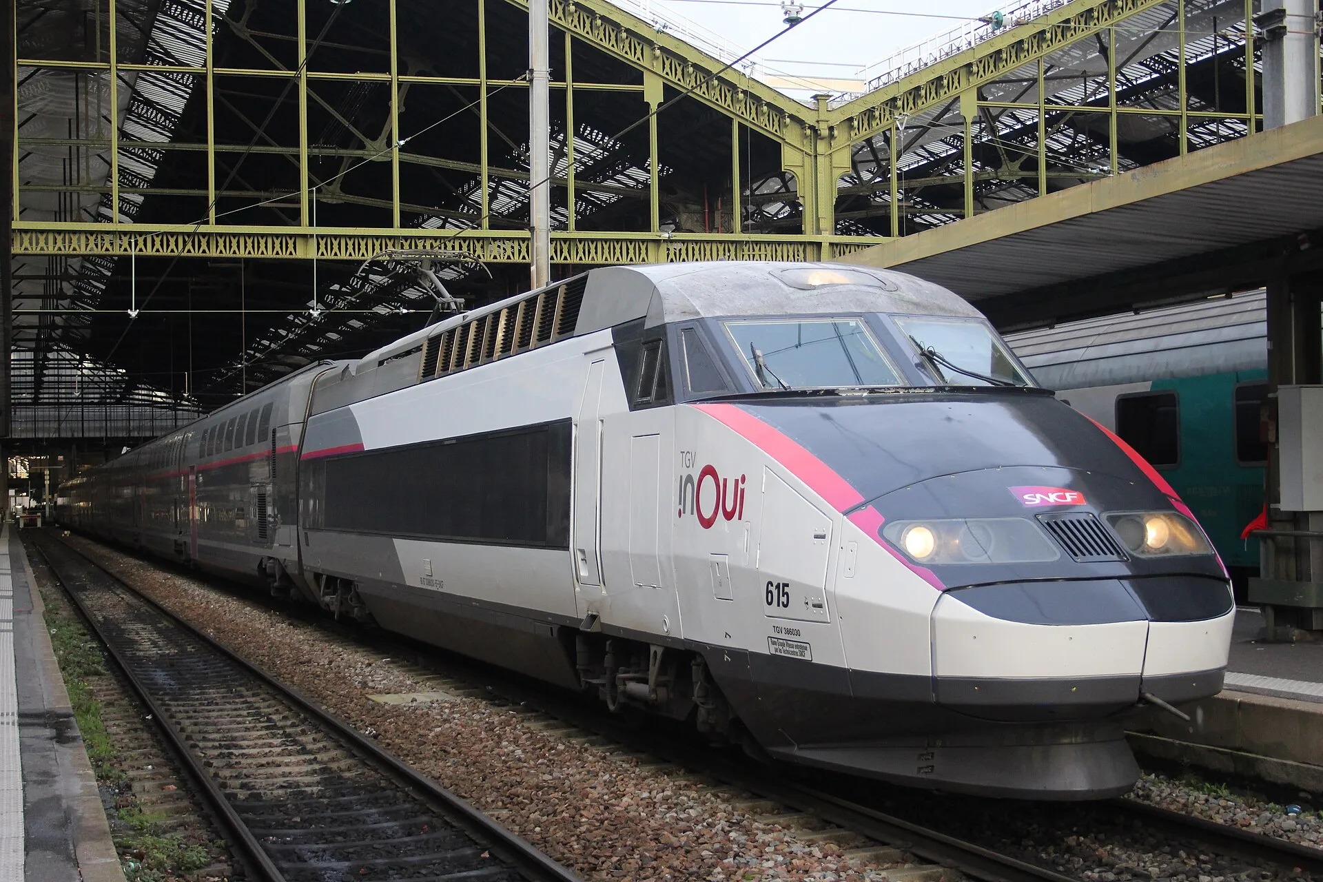 Une rame TGV inOui à quai en gare de Paris Gare de Lyon