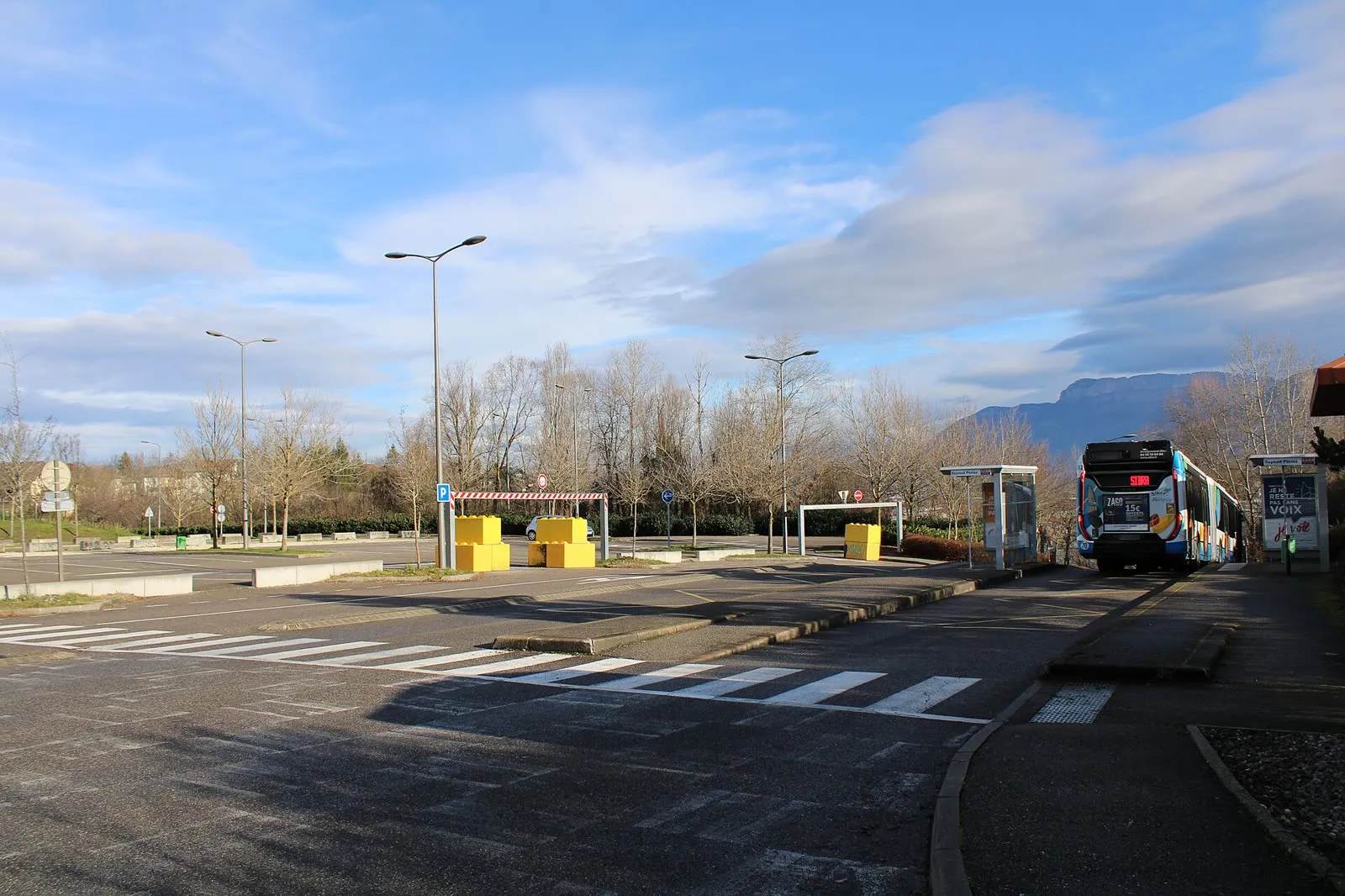 Un bus du réseau Sibra dans le parking relais de Périaz, à Seynod, commune déléguée d'Annecy