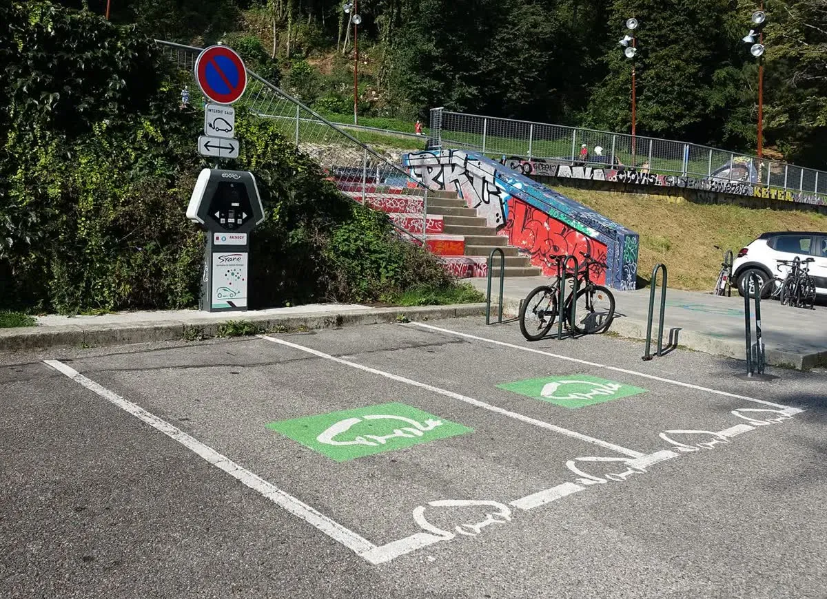 Des places de stationnement réservées aux véhicules électriques et leurs bornes de recharge, à Annecy