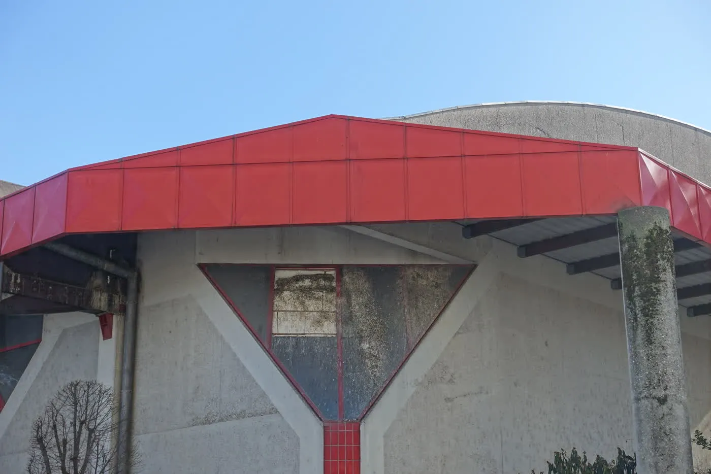 L'auvent et la façade de béton du complexe piscine et patinoire Jean Régis, à Annecy