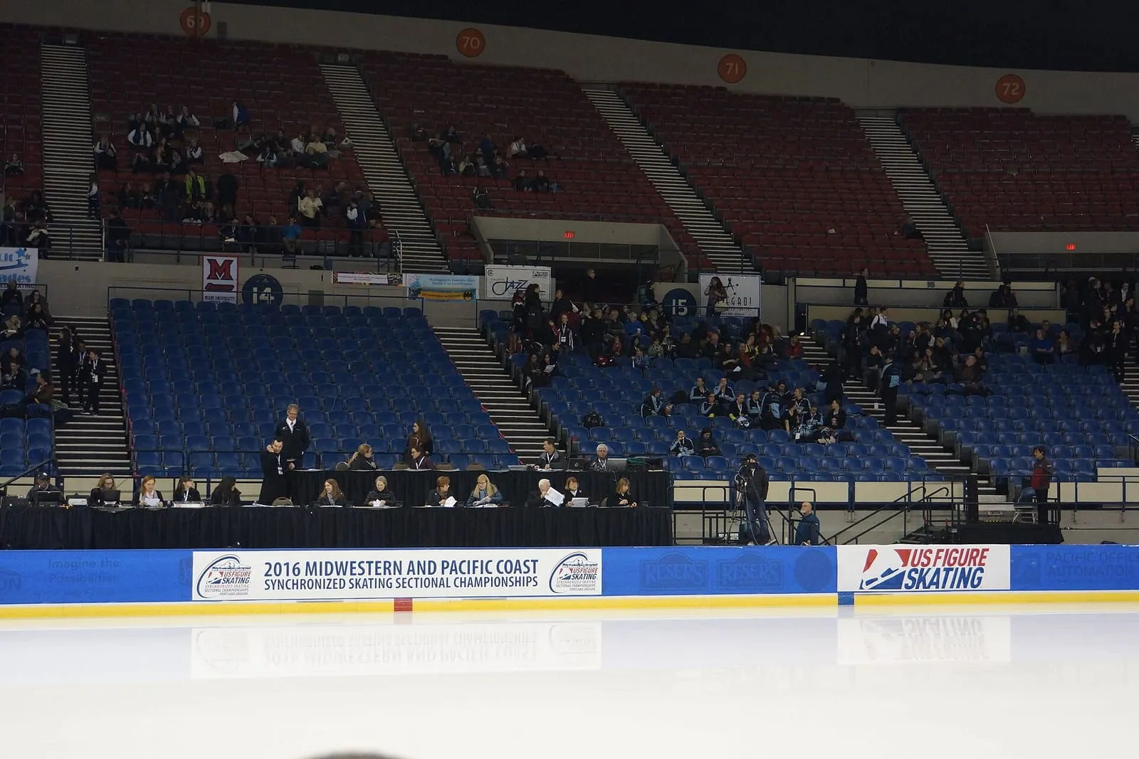 Des patineuses s'entraînent sur la glace d'une patinoire couverte