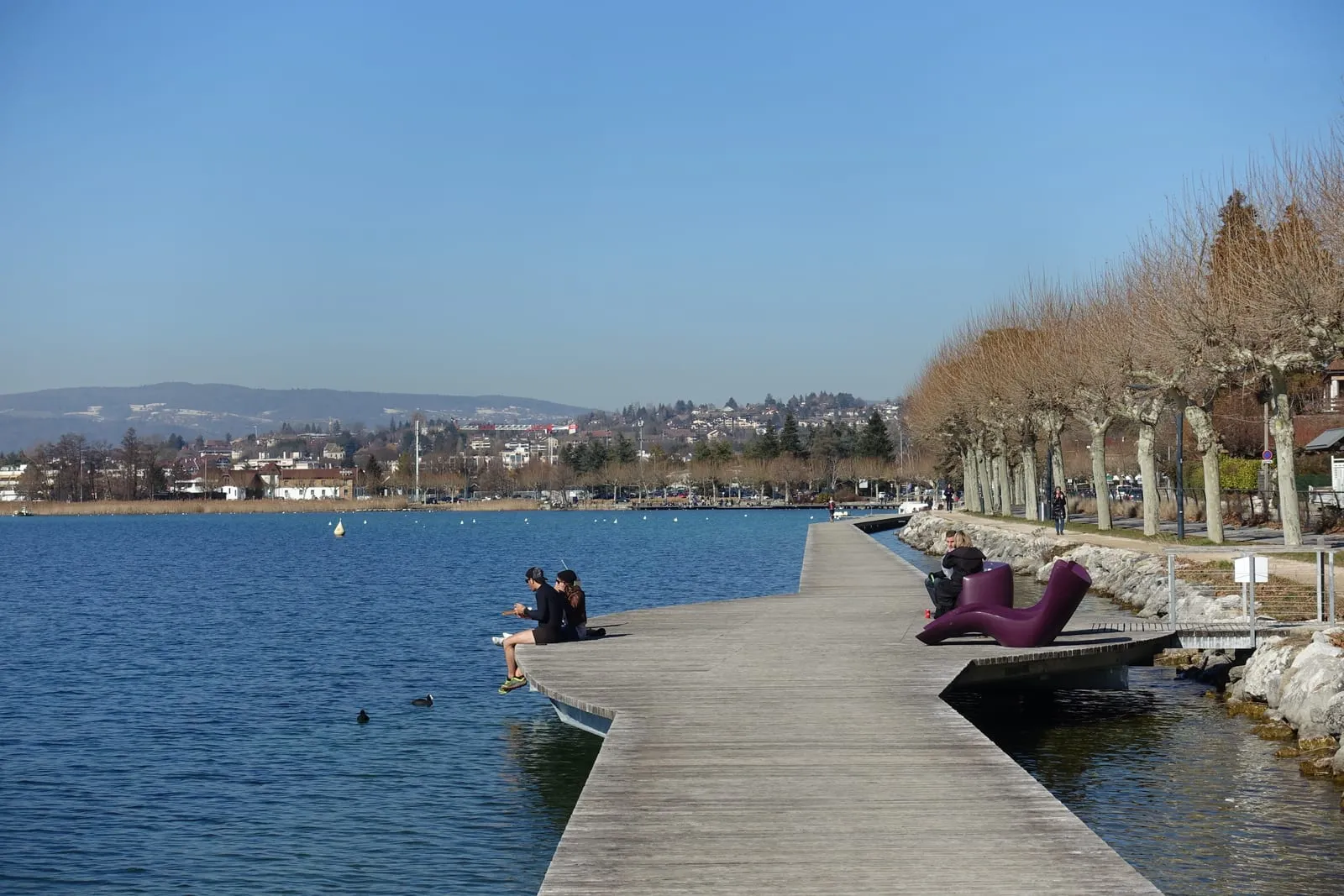 La passerelle en bois du Petit Port, sur la rive du lac d'Annecy à Annecy-le-Vieux