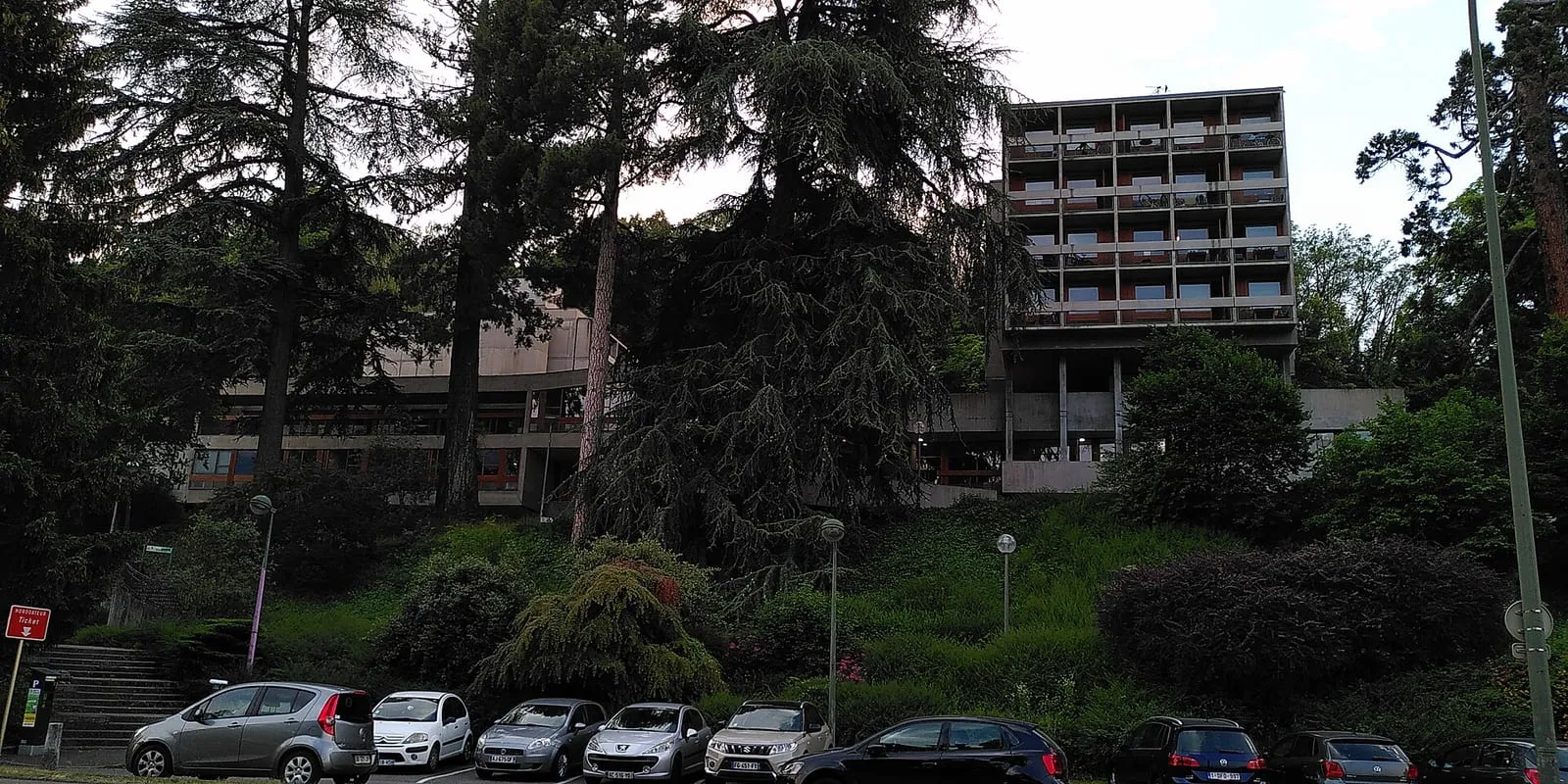 Le site des Marquisats à Annecy, entre le lac et les équipements sportifs municipaux