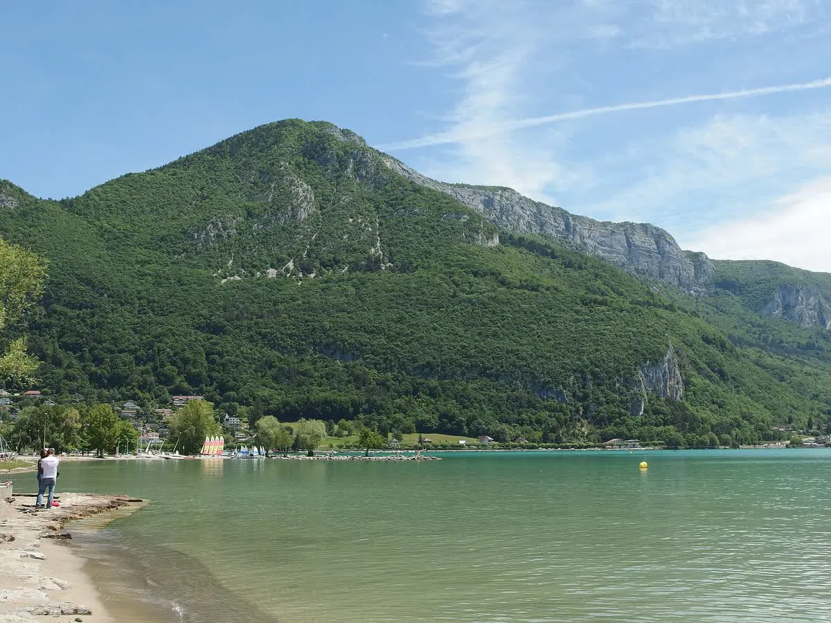 La plage d'Albigny et le plan d'eau vus depuis le lac