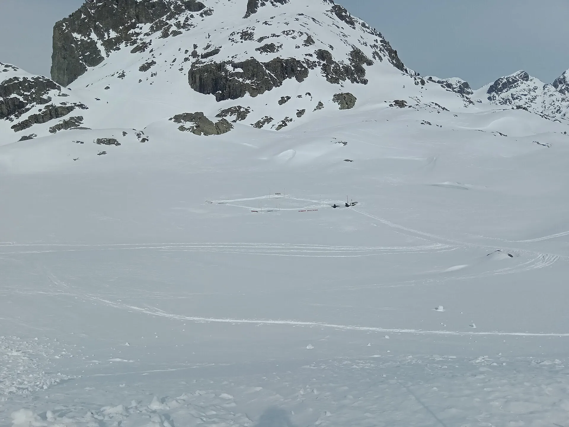 Plongeur sous la glace, équipé d'une combinaison étanche, dans un lac de montagne