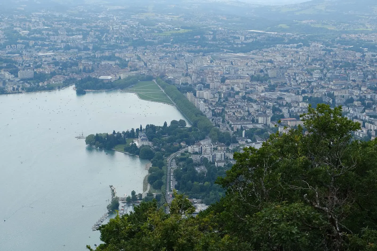 Le lac d'Annecy et sa rive est vus depuis un belvédère de la rive droite