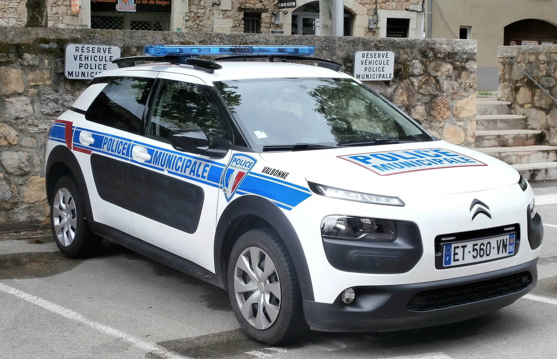 Un véhicule de police municipale en service en France