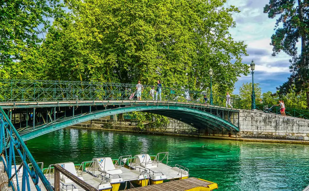 Le pont des Amours, passerelle en fer à garde-corps ajouré, au-dessus du canal du Vassé à Annecy