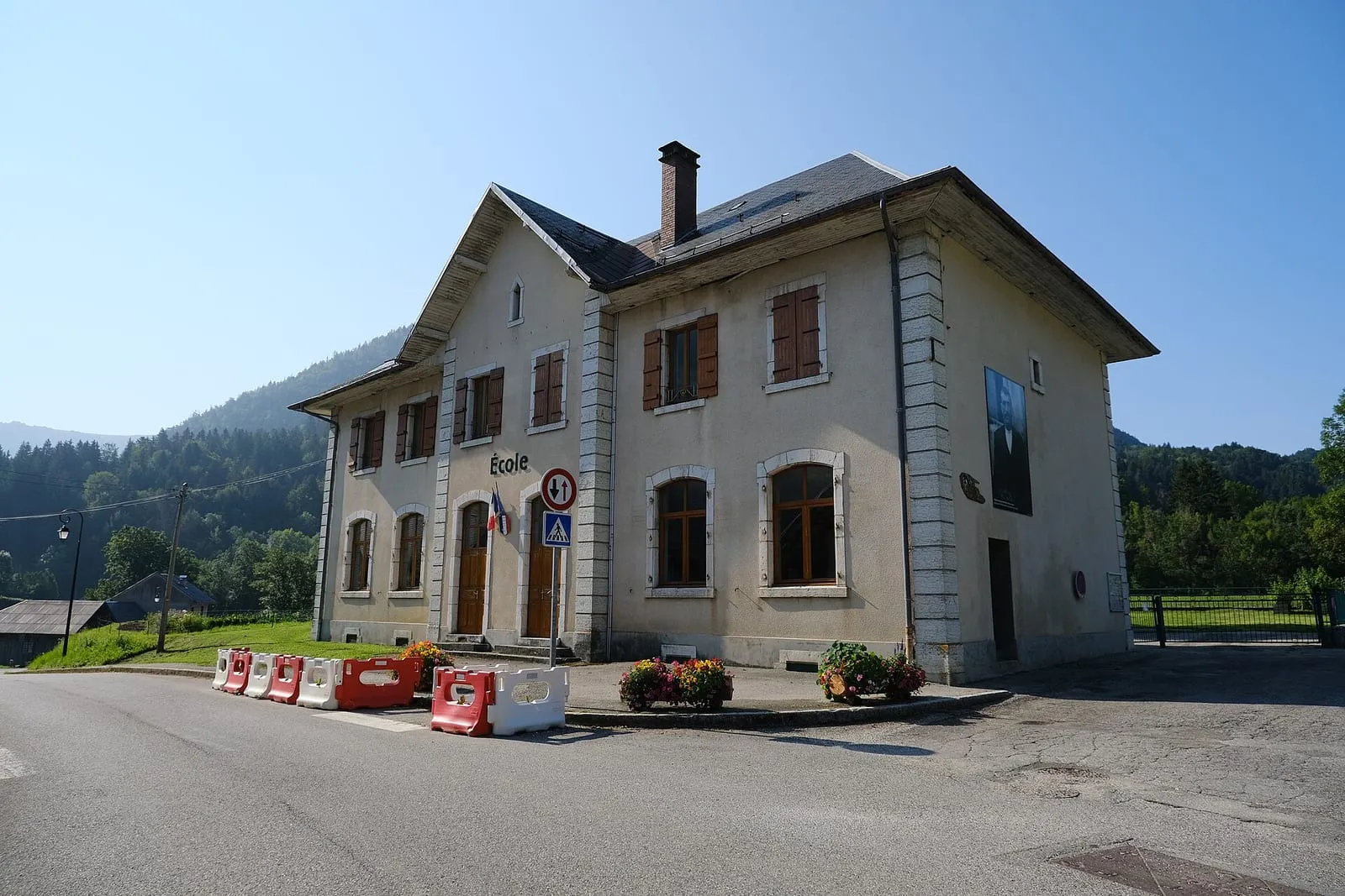 La façade et la cour d'une école primaire