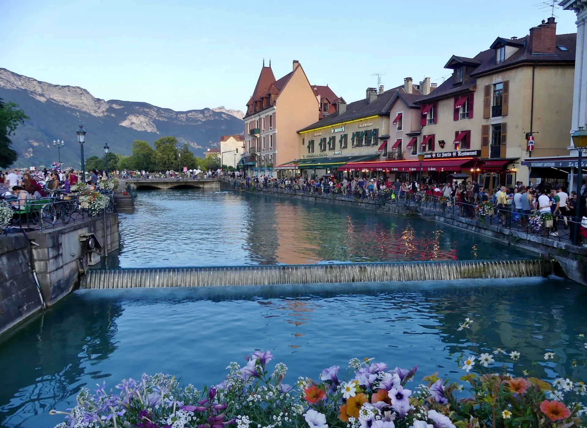 Les quais du vieil Annecy vus depuis le lac
