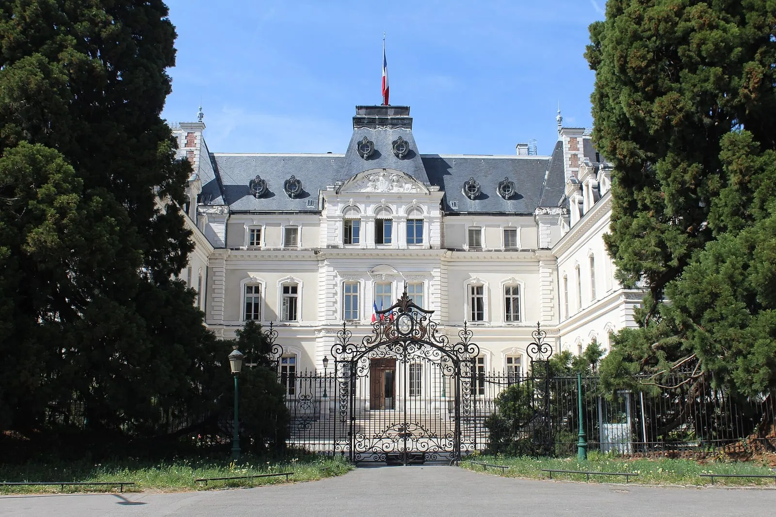 La façade de l'hôtel de la préfecture de Haute-Savoie, à Annecy