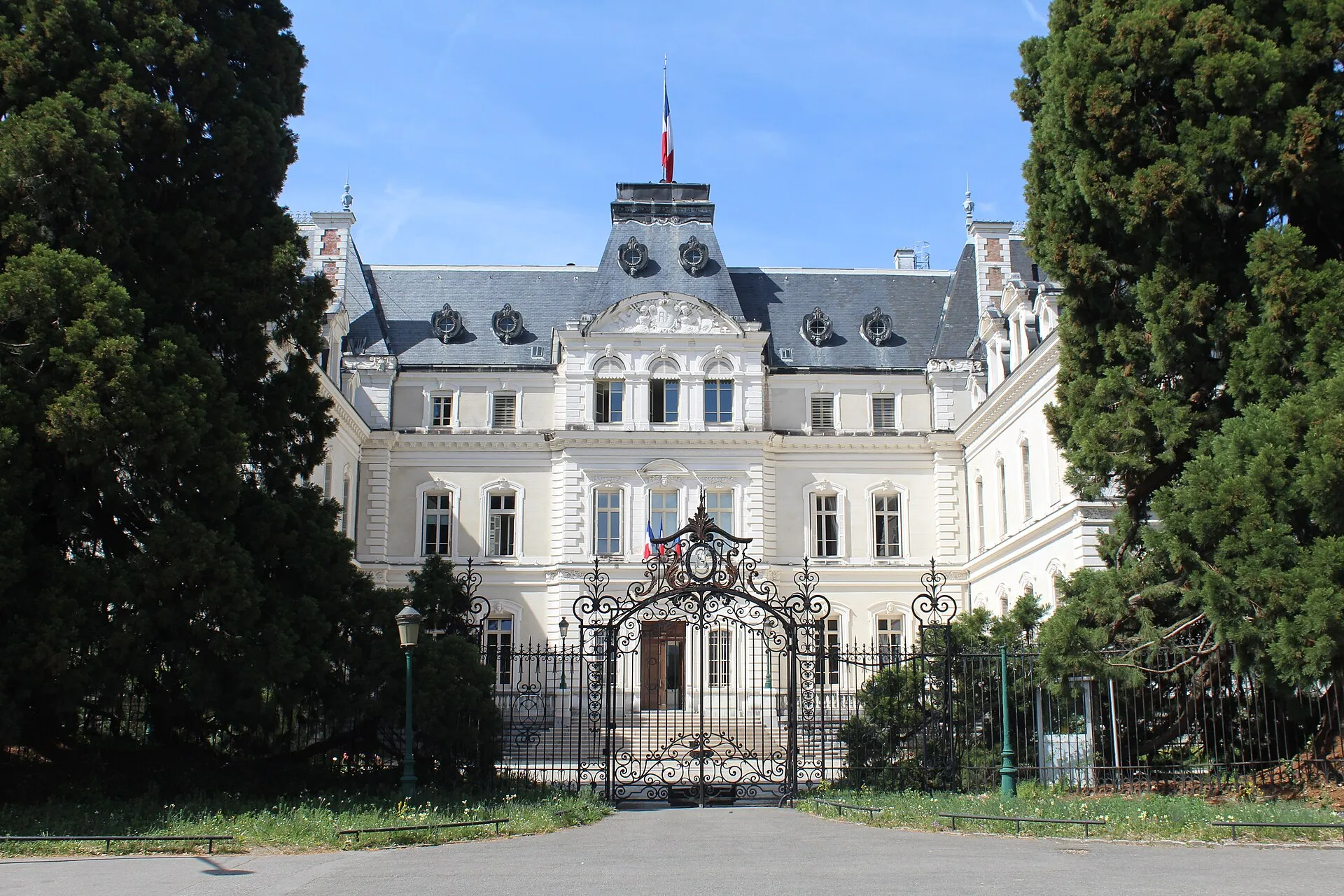 La façade de l'hôtel de la préfecture de Haute-Savoie, à Annecy