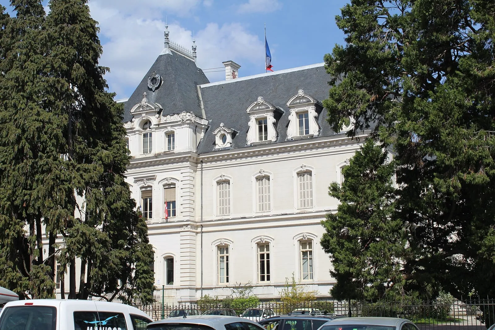 La façade et la grille de l'hôtel de la préfecture de Haute-Savoie, à Annecy