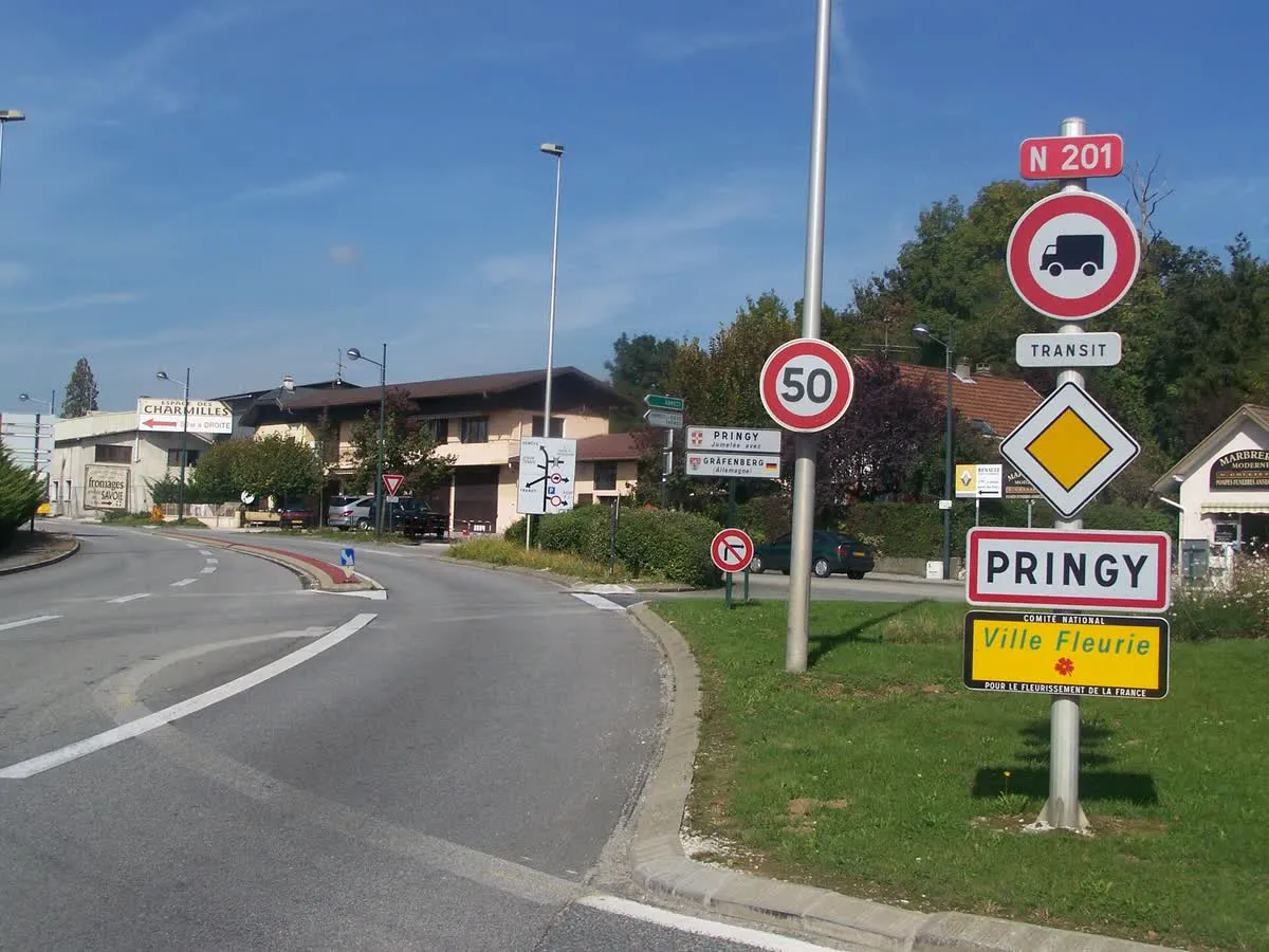 Panneau d'entrée de Pringy sur la route de Genève, avec la mention Ville Fleurie