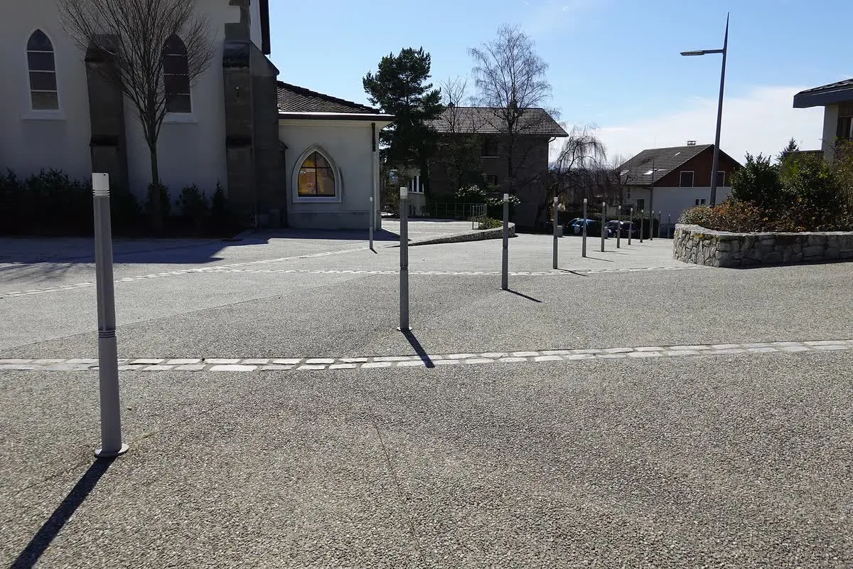 La place Georges-Boileau à Pringy, devant l'église du chef-lieu