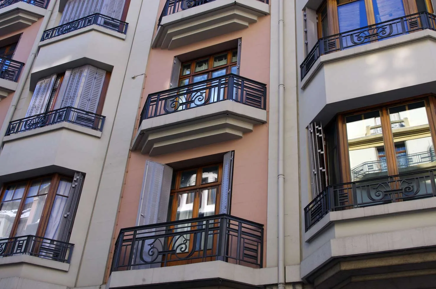 Façades d'immeubles à balcons art déco dans le centre d'Annecy