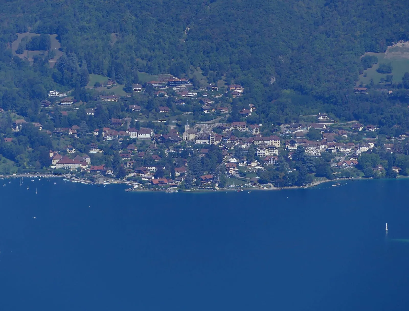 Le lac d'Annecy vu depuis le Semnoz, avec Talloires sur la rive est