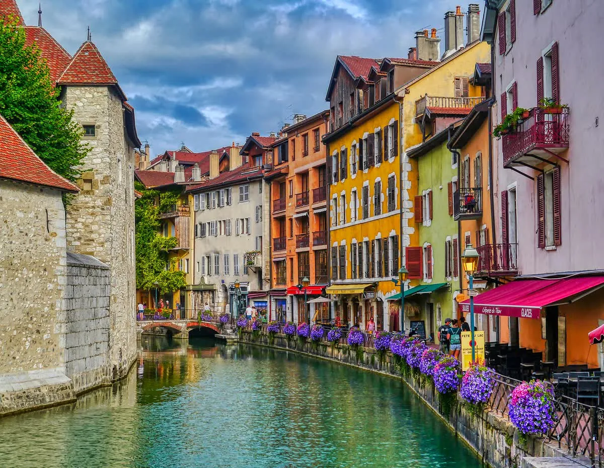 Le Palais de l'Île, posé sur son île rocheuse au milieu du Thiou, à Annecy