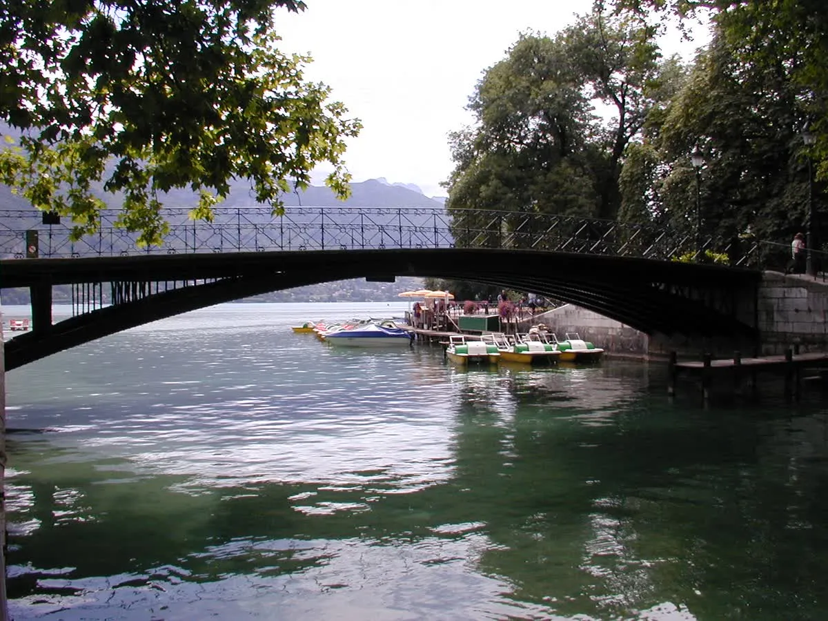 Le Pont des Amours, à l'entrée du canal du Vassé, à Annecy