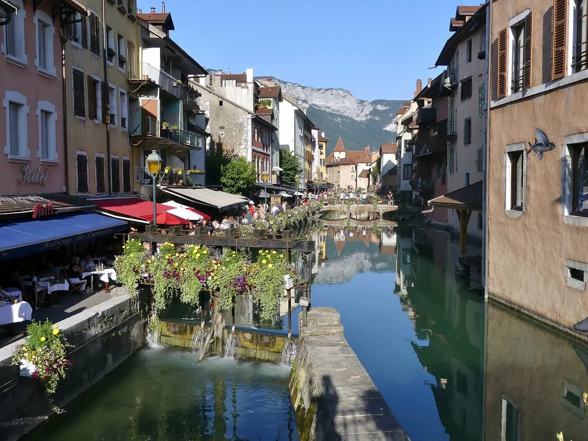 Le canal du Thiou dans le vieil Annecy, le soir