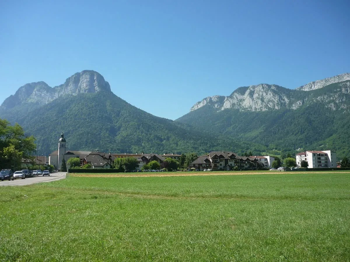 Vue générale de Doussard, la commune qui abrite la réserve naturelle du Bout du lac