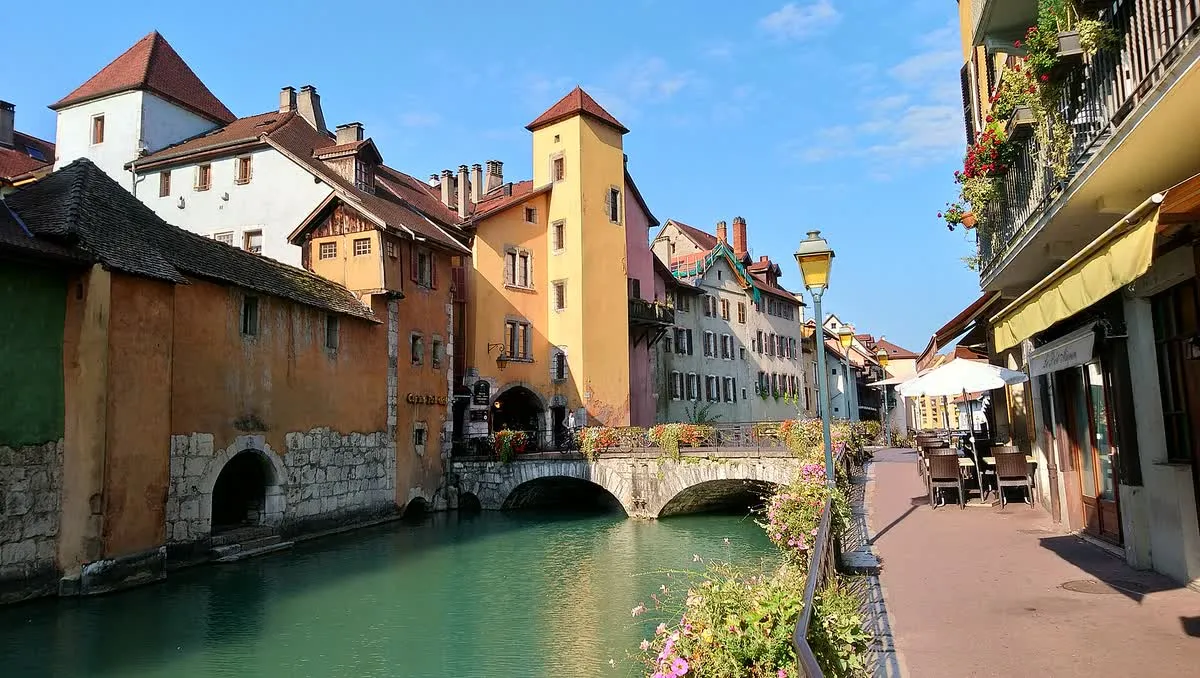 Terrasses et parasols au bord du canal du Thiou, devant le palais de l'Île, à Annecy