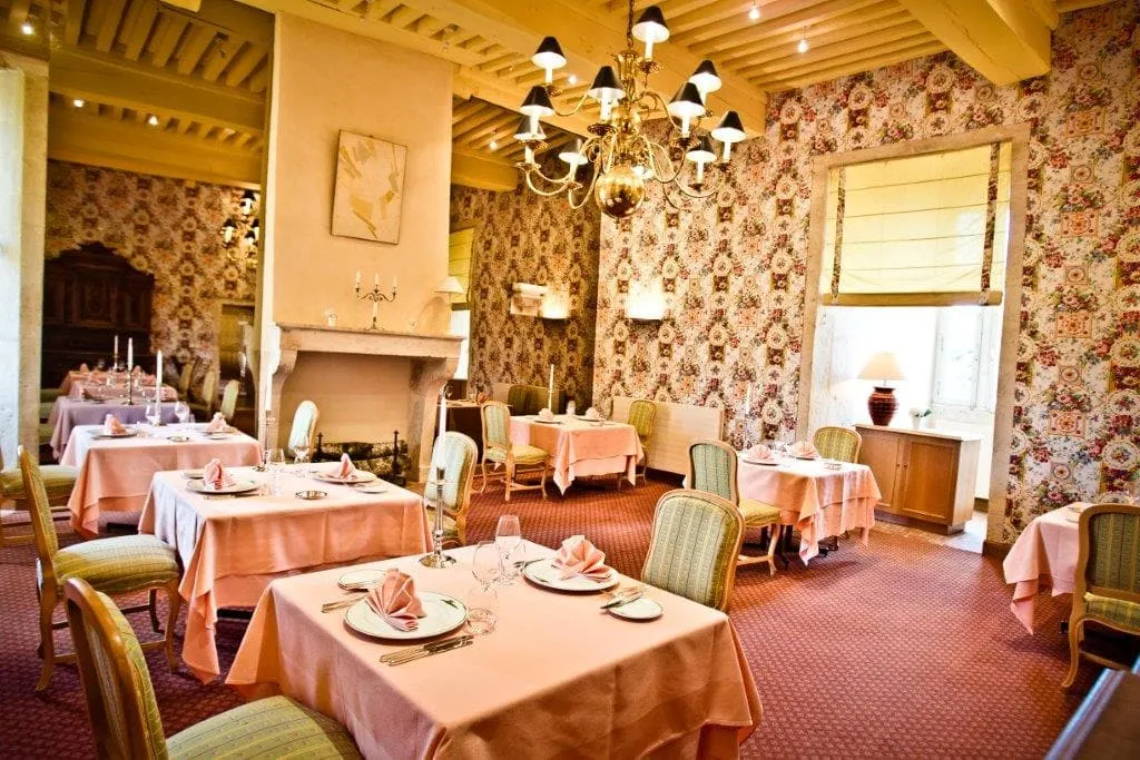 La salle d'un restaurant gastronomique, tables dressées et service en salle