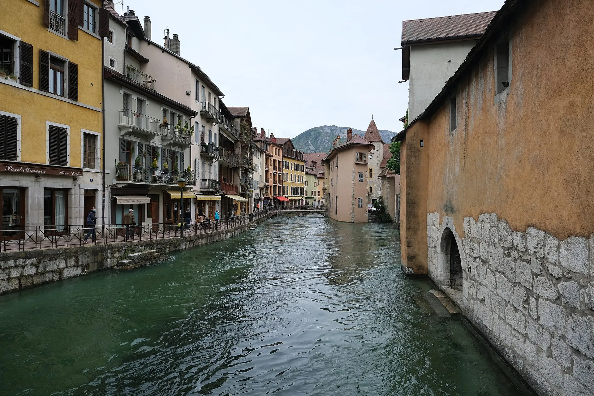 Un canal de la vieille ville d'Annecy, où passe le défilé du Retour des Alpages