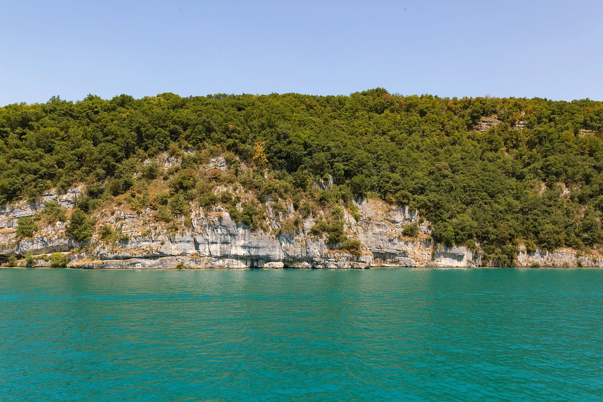 Les falaises du Roc de Chère au-dessus des eaux du lac d'Annecy