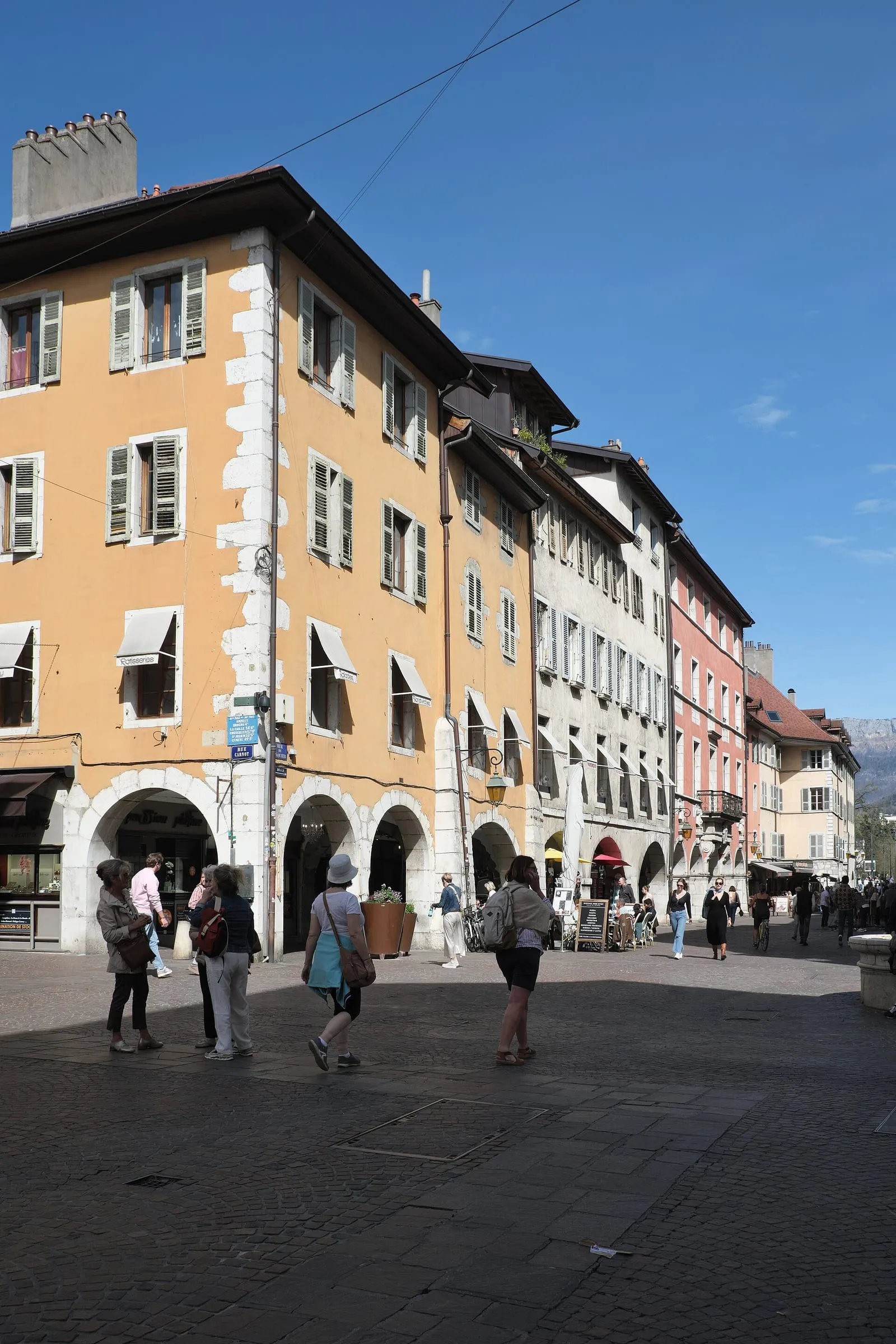 Une rue du centre ancien d'Annecy, entre commerces et façades colorées