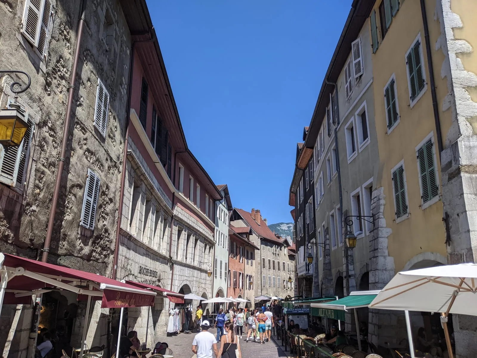La rue Sainte-Claire, dans le centre ancien d'Annecy, en juillet 2022