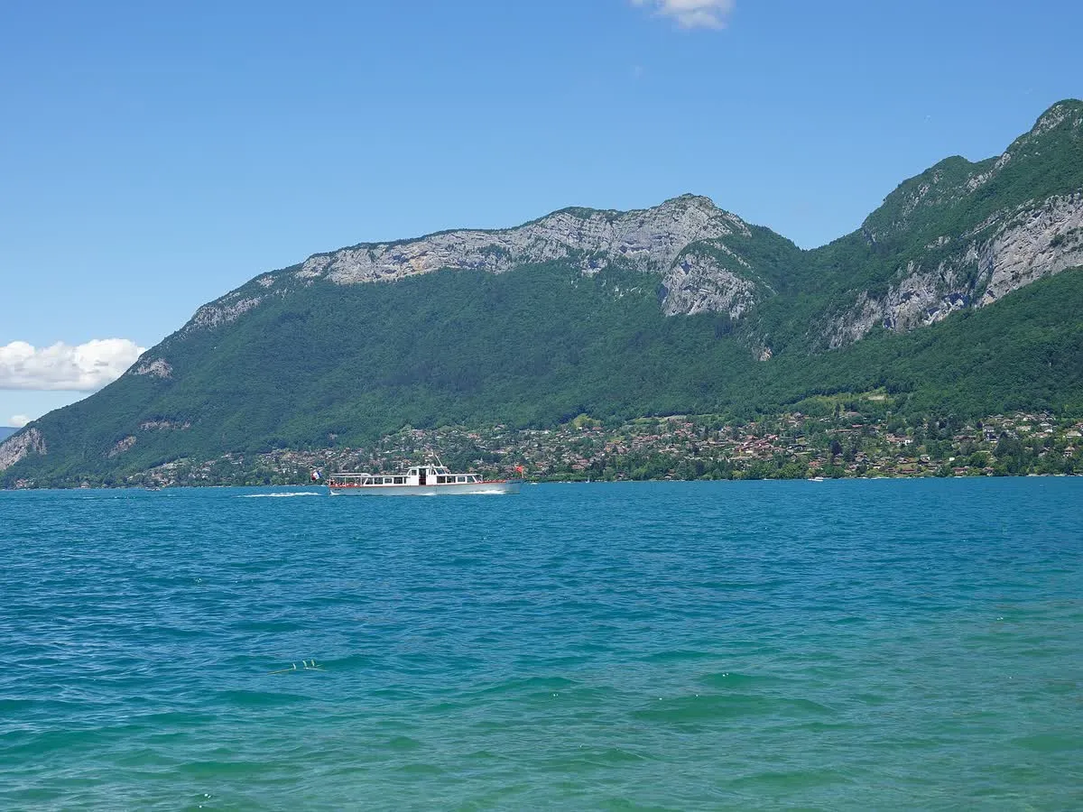 Un bateau de la Compagnie des bateaux du lac d'Annecy à Saint-Jorioz
