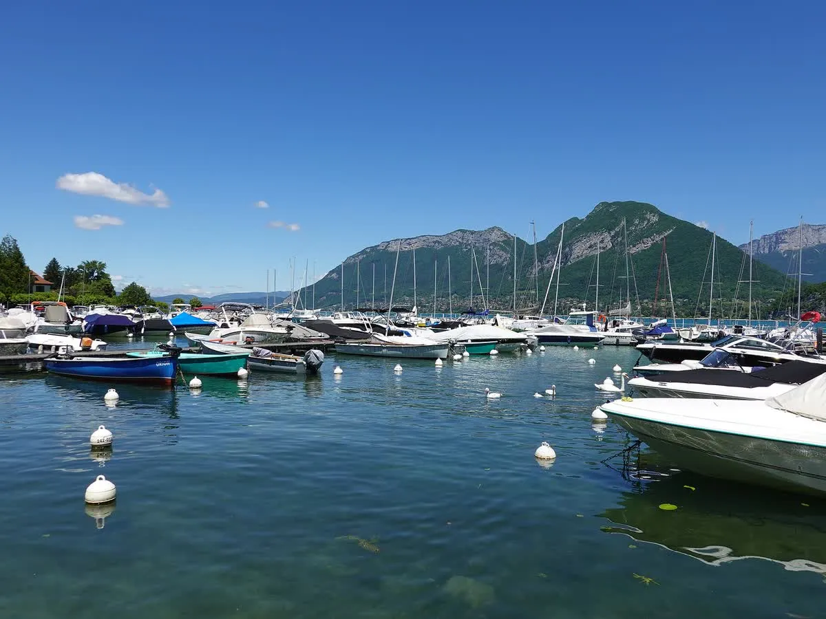 Le port de Saint-Jorioz, sur la rive ouest du lac d'Annecy