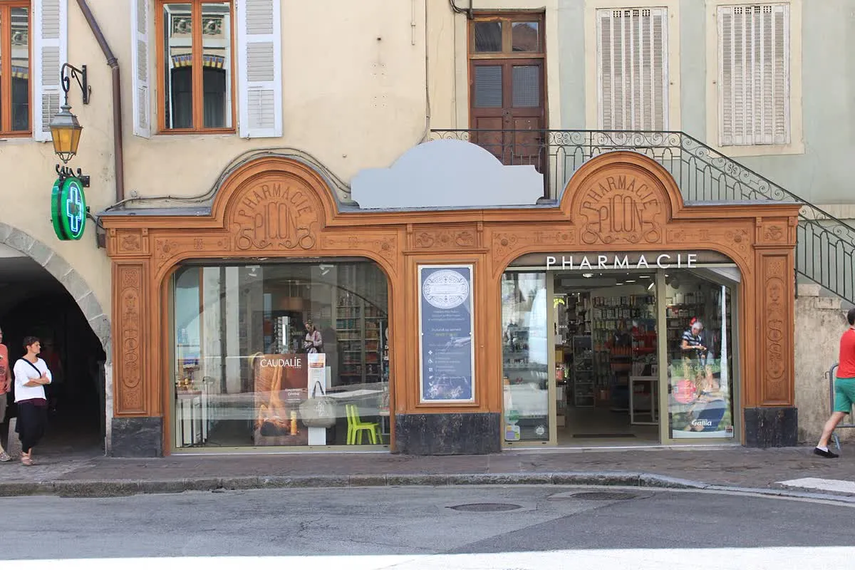 Une pharmacie du centre d'Annecy, avec sa croix verte et ses vitrines