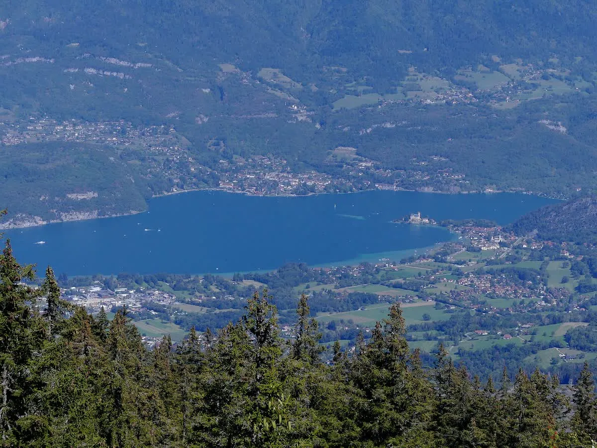 Le lac d'Annecy vu depuis les pentes du Semnoz, avec la presqu'île de Duingt et les villages des deux rives