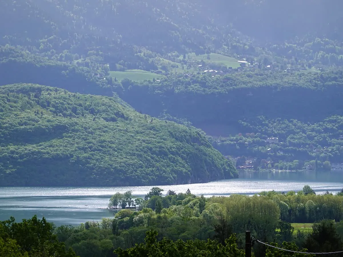 Le lac d'Annecy vu depuis Sevrier, avec le Semnoz en arrière-plan