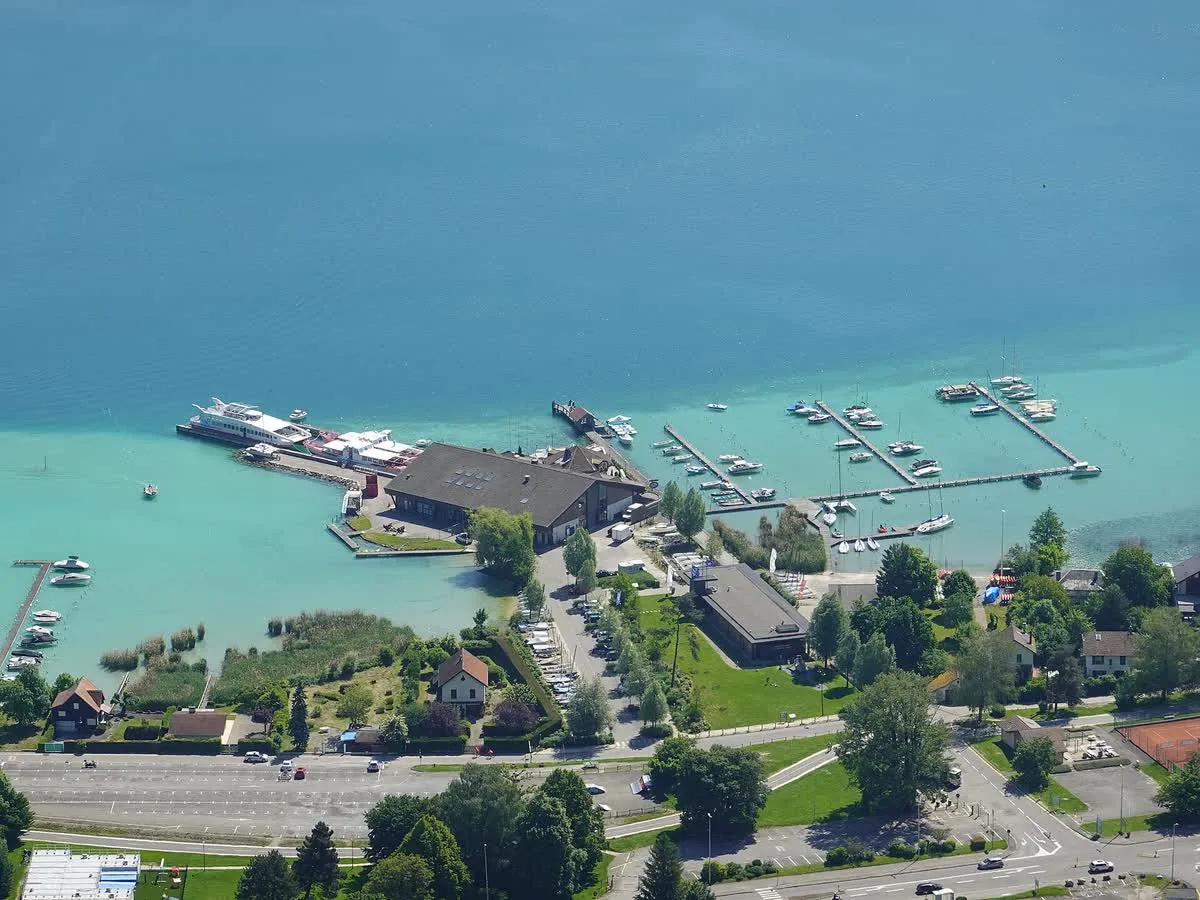 Le port de Sevrier et ses bateaux au bord du lac d'Annecy