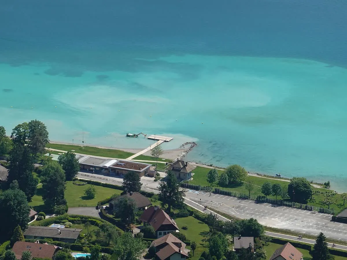 La plage municipale de Sevrier au bord du lac d'Annecy