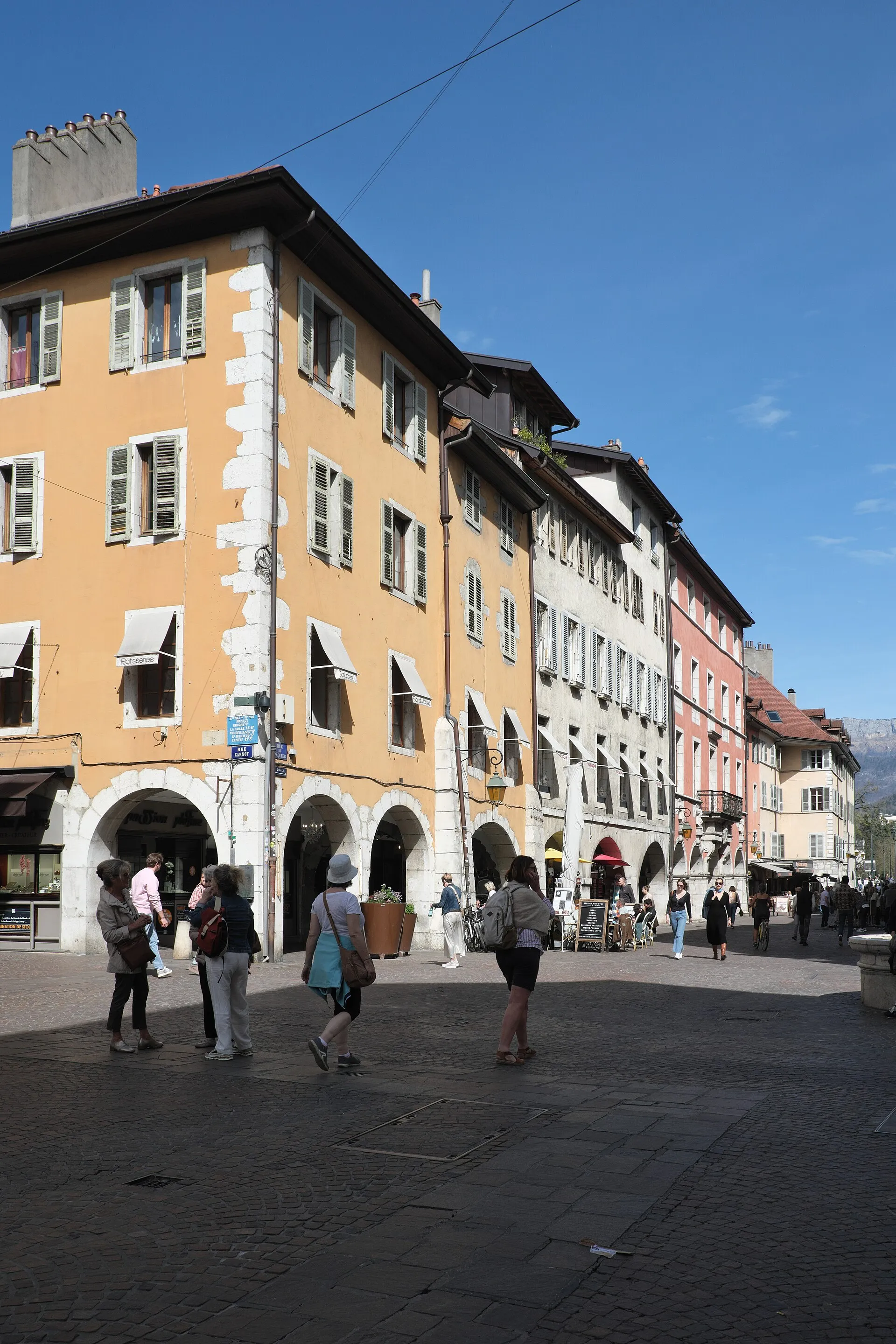 Une rue commerçante du centre-ville d'Annecy