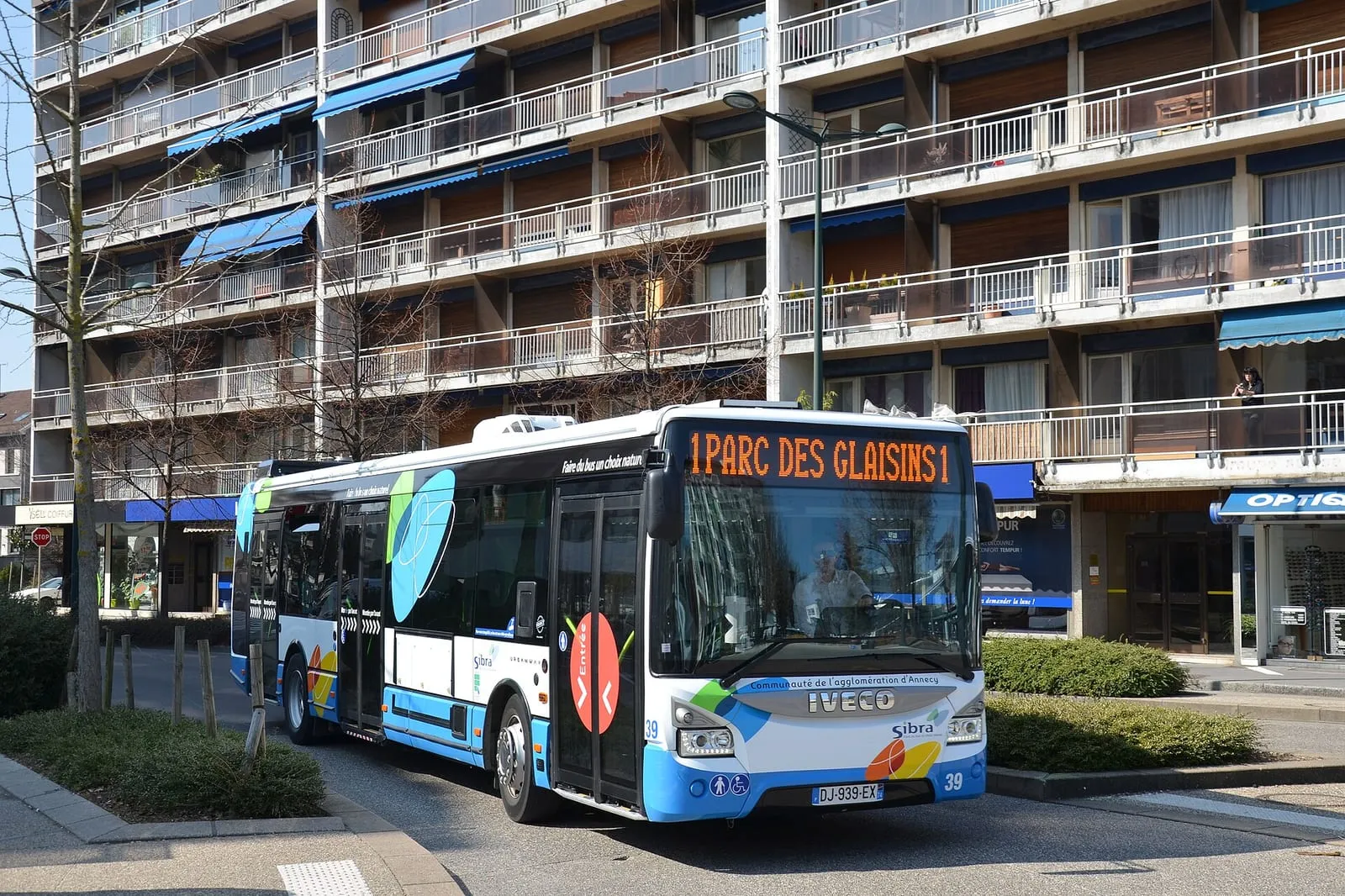 Un bus de la ligne 1 du réseau Sibra à Annecy, au pôle d'échanges de la gare