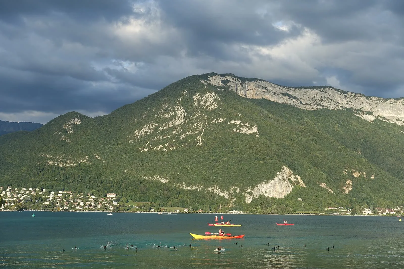 Une embarcation à pagaie sur le lac d'Annecy, au pied du mont Veyrier