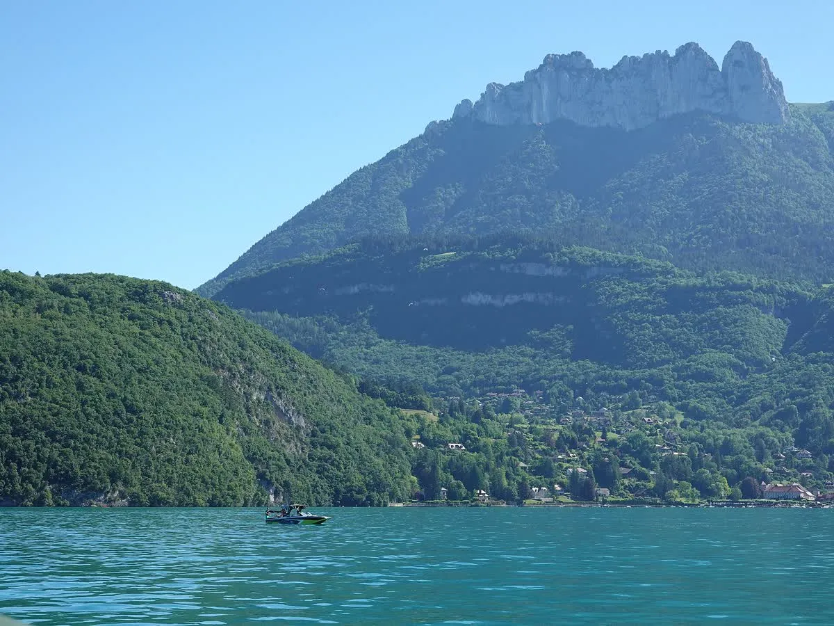 La baie de Talloires et son village vus depuis le lac d'Annecy