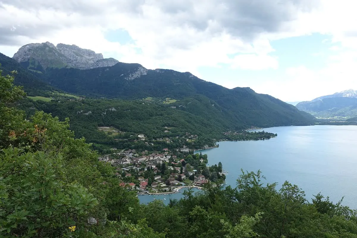 Le village de Talloires vu depuis un belvédère du Roc de Chère