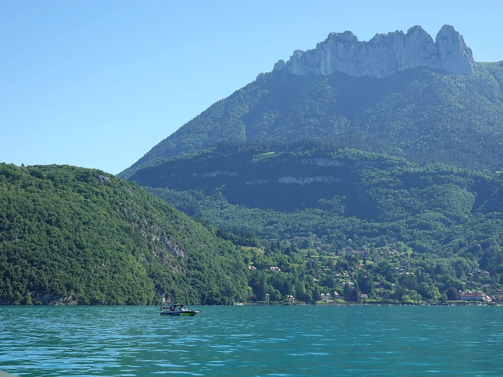 La baie de Talloires, sur la rive ouest du lac d'Annecy