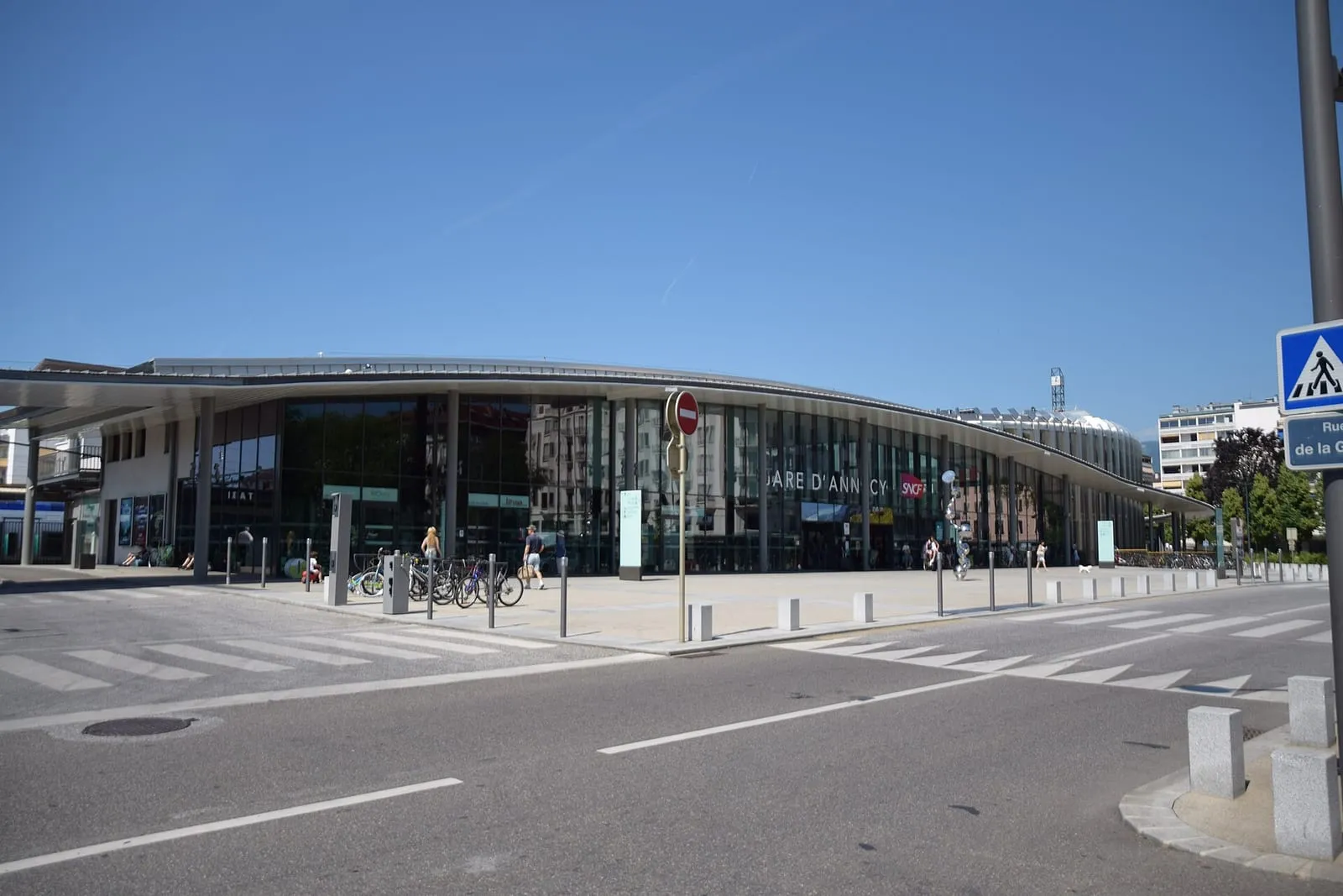 Le parvis de la gare d'Annecy, où se trouve la station de taxis