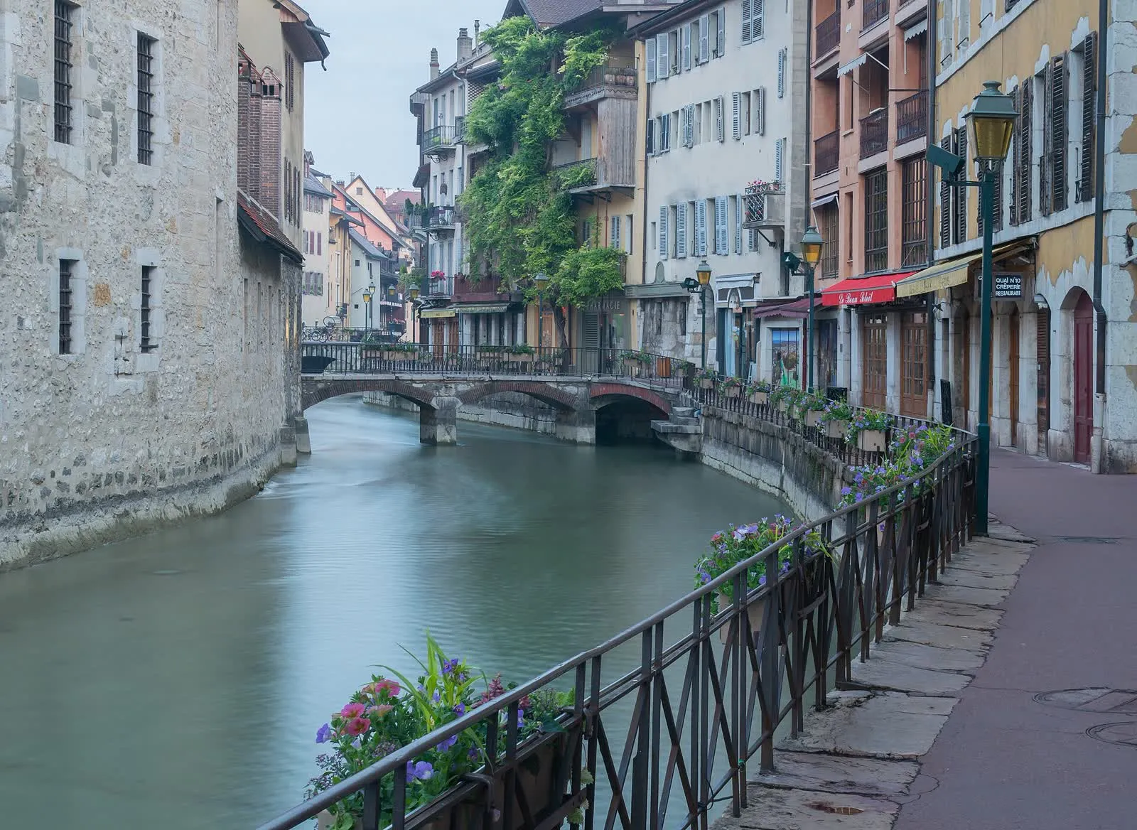 Le Thiou dans la vieille ville d'Annecy, entre les maisons du centre ancien