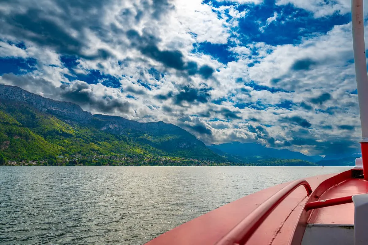 La rive est du lac d'Annecy et le village de Veyrier-du-Lac vus depuis le large