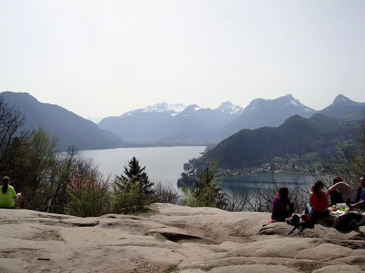Vue sur le sud du lac d'Annecy depuis le sommet du Roc de Chère