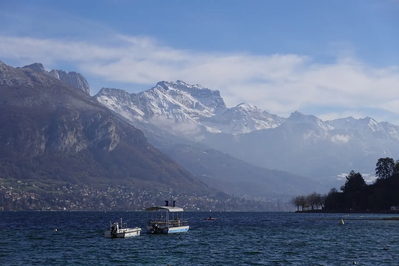 La Tournette vue depuis Annecy, au-dessus des rives du lac