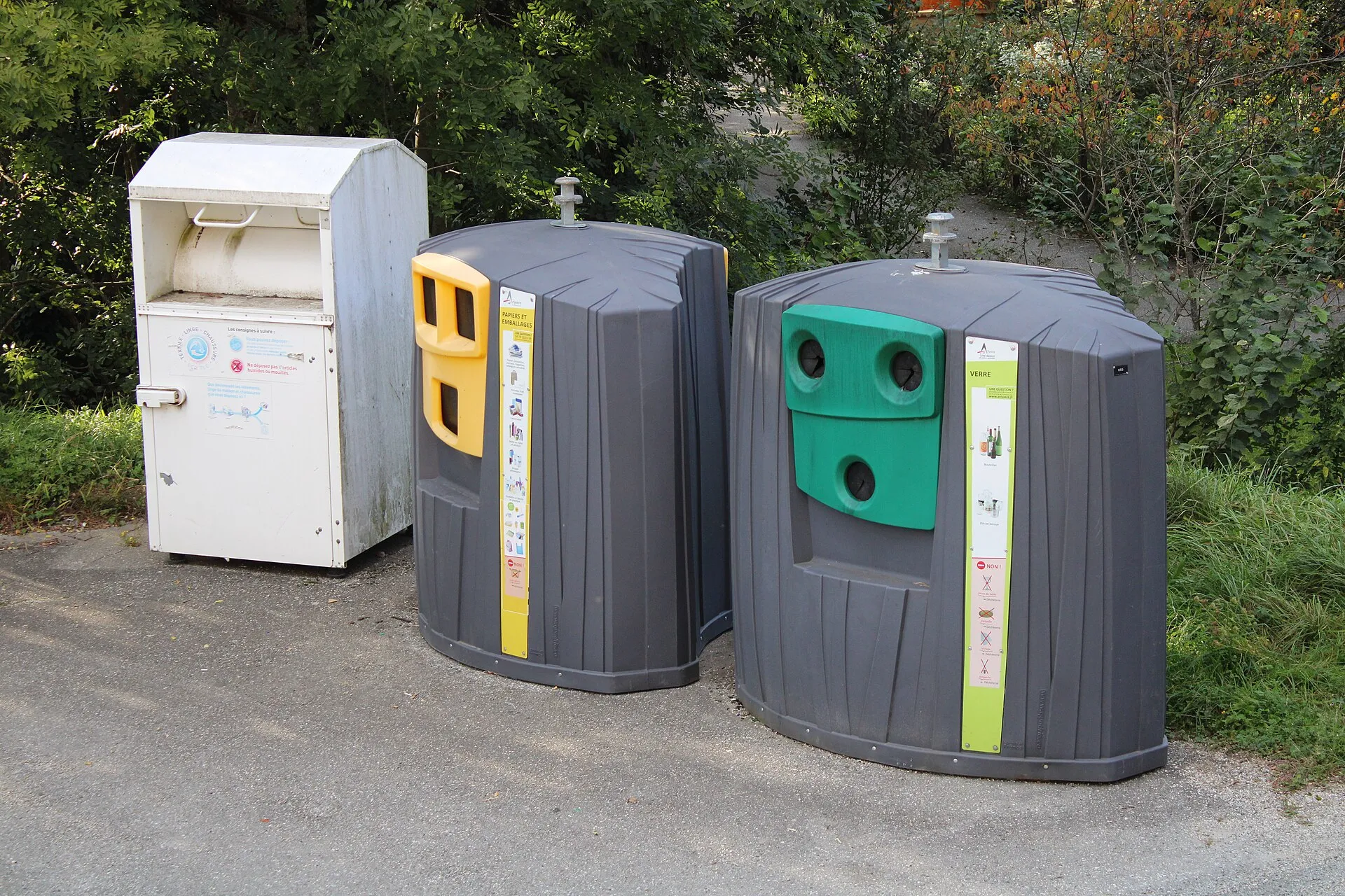 Des conteneurs de tri sélectif en apport volontaire, vides et propres